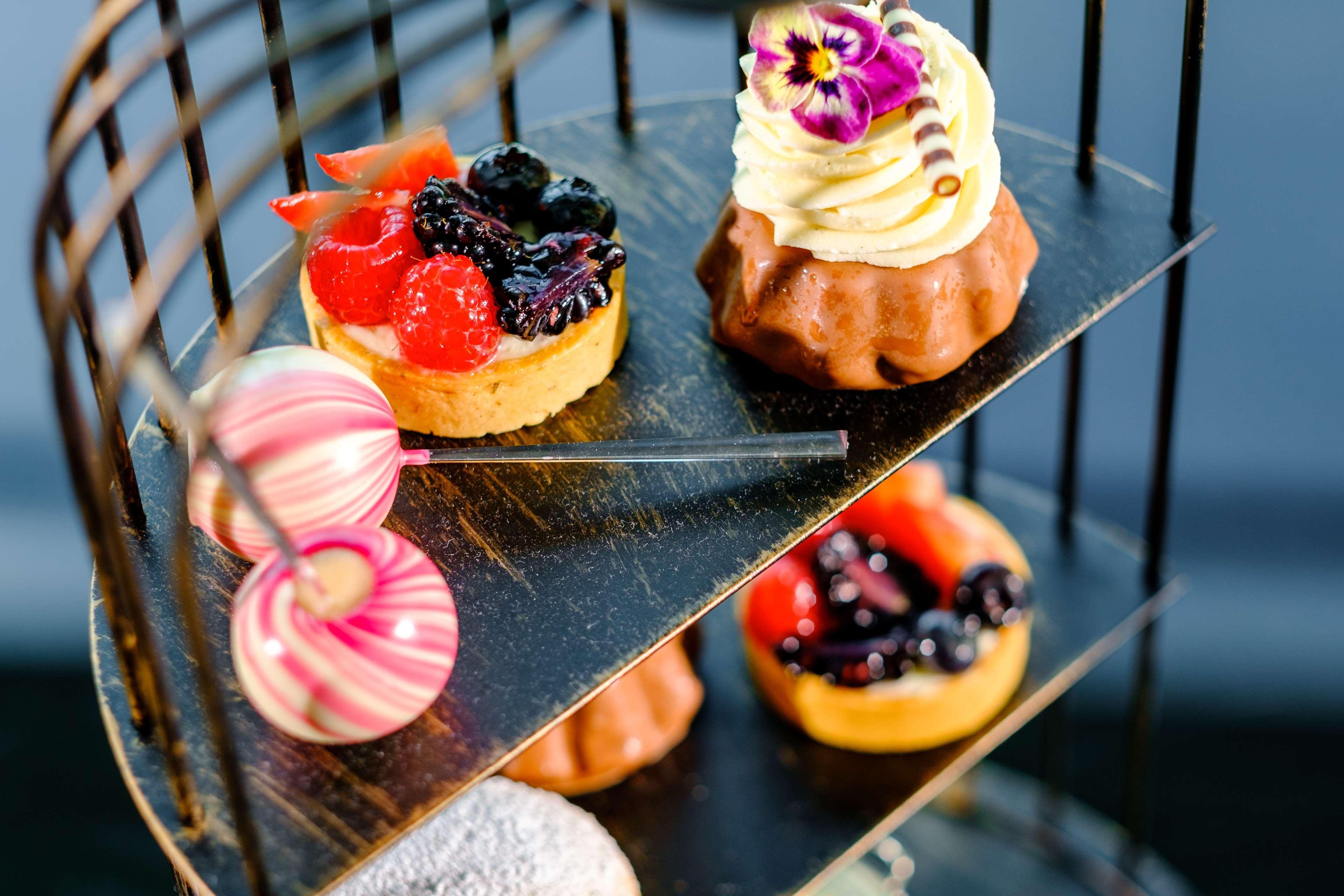 Hotel Park Plaza London Westminster Bridge Esterno foto "A selection of desserts"