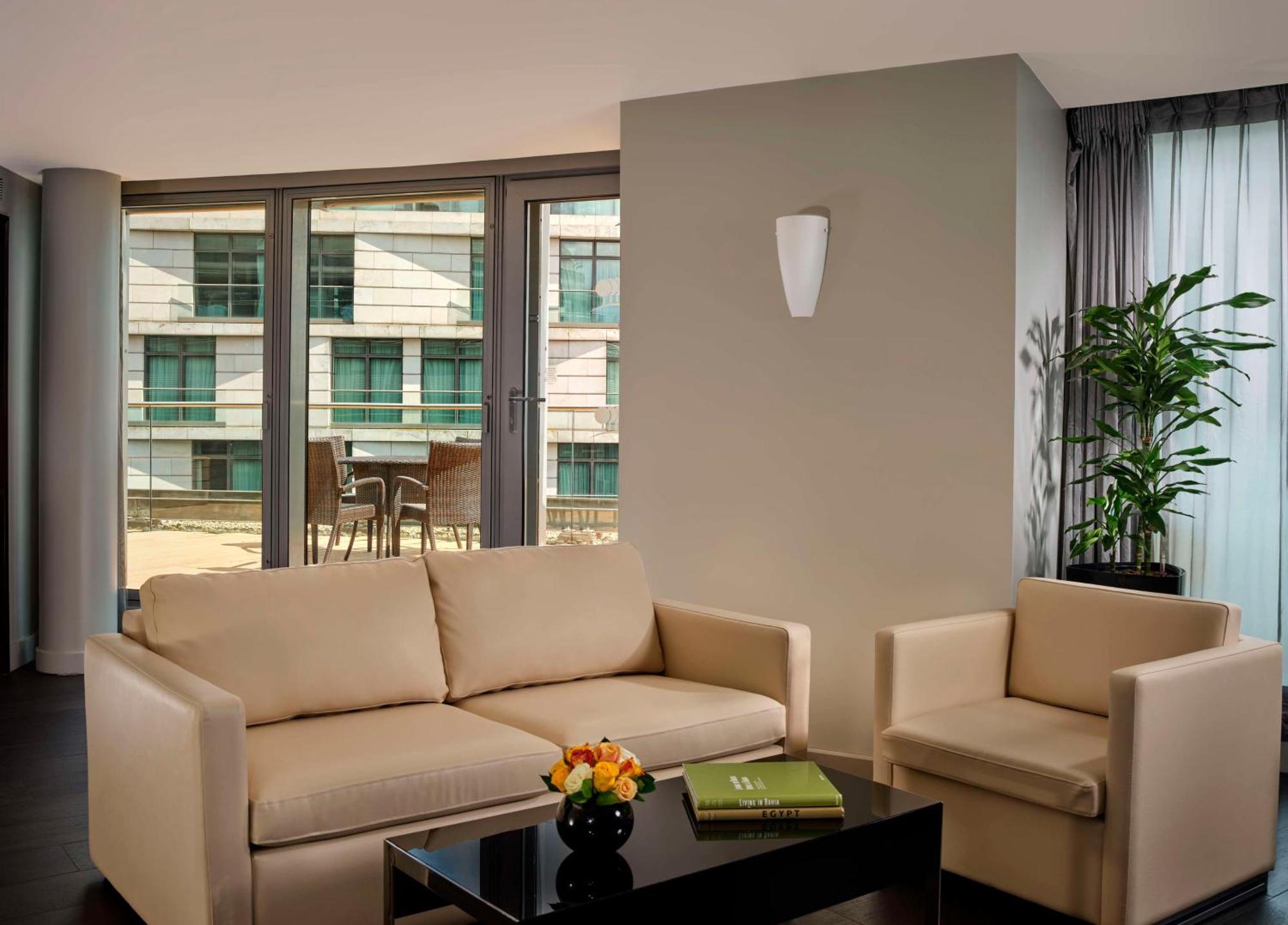 Hotel Park Plaza London Westminster Bridge Esterno foto A living room in a modern apartment