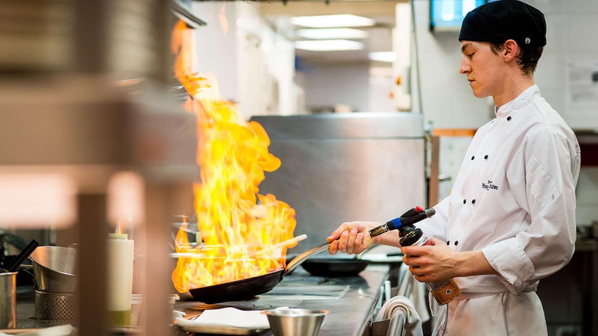 Hotel Park Plaza London Westminster Bridge Esterno foto Chef cooking in a kitchen
