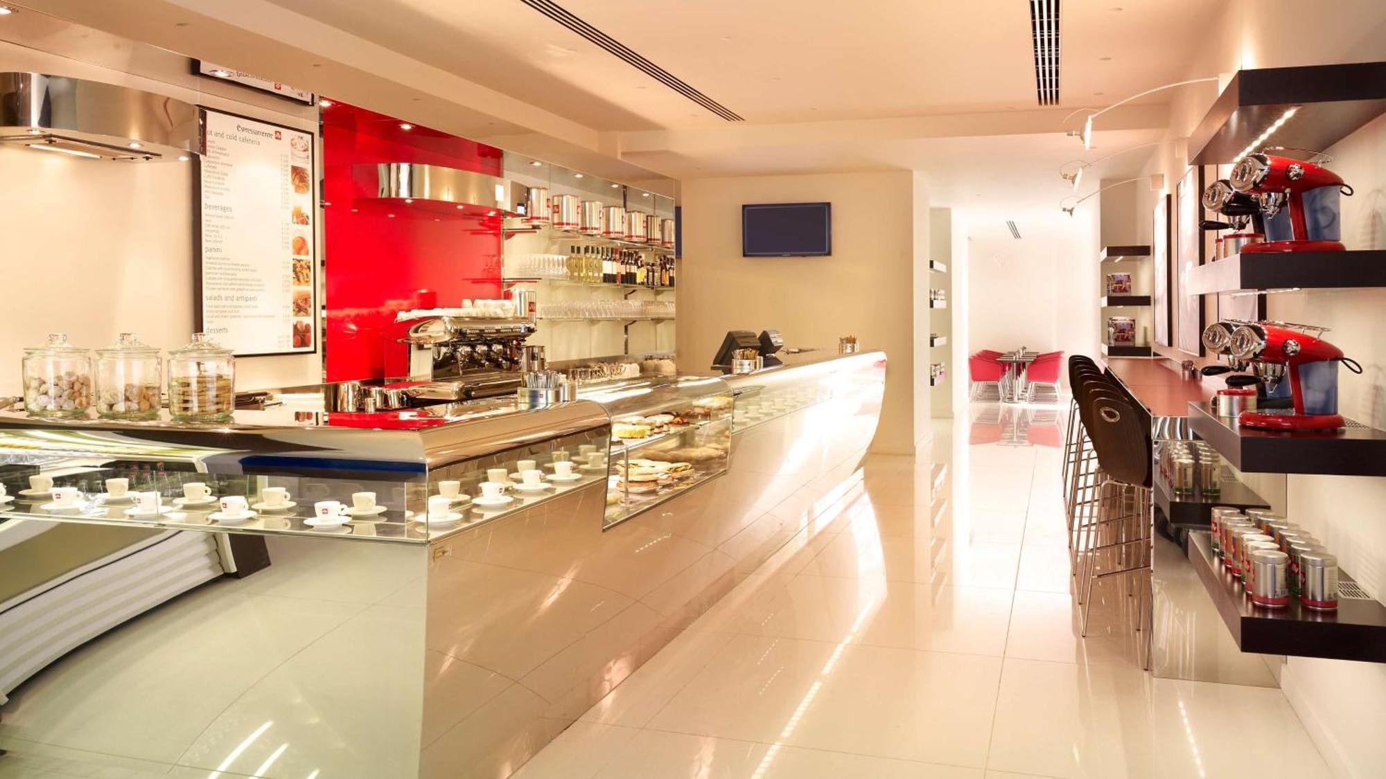 Hotel Park Plaza London Westminster Bridge Esterno foto Interior of a Nespresso coffee shop