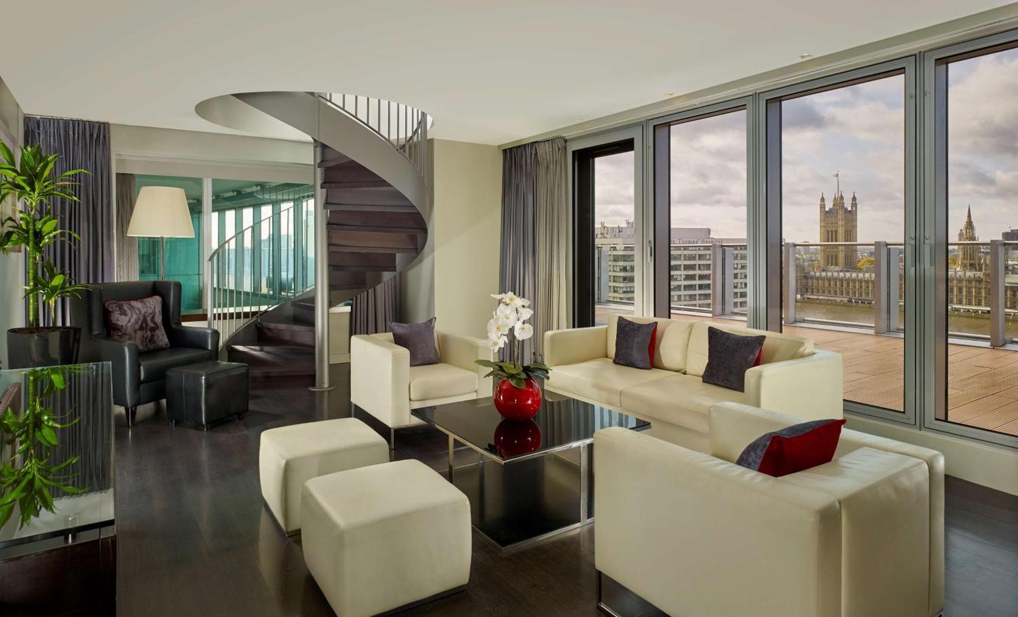 Hotel Park Plaza London Westminster Bridge Esterno foto The view from the living room of a suite at the hotel